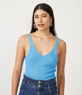Musculosa cropped de Blue Steel confeccionada en tejido de viscosa con textura acanalada. Presenta escote en V y tirantes medios elásticos, con un diseño ajustado al cuerpo.