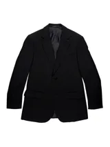 Traje de dos piezas color negro, compuesto por un saco con solapas clásicas y bolsillos frontales, y un pantalón de corte regular fit.