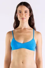 Top de bikini color azul cobalto con tirantes finos y diseño clásico de escote redondeado.