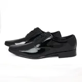 Zapatos de vestir negros de charol, acordonados y con punta fina.