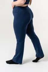 Calza deportiva azul marino de corte recto confeccionada en algodón elastizado con faja de doble tela y elástico en la cintura.