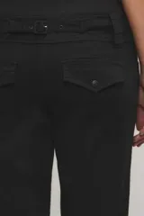 Pantalón capri negro de gabardina elastizada, con calce regular, tiro medio, bolsillos frontales, cierre y doble botón metálico en la cintura.