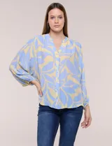 Blusa de gasa texturizada color celeste con estampado abstracto en tono amarillo, de silueta holgada y fluido diseño. Presenta escote en V con cuello a la base y abotonadura frontal con botones a tono. Cuenta con mangas largas abullonadas con puños elastizados.