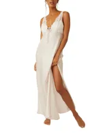 Vestido largo color crema con breteles finos regulables, escote en V y corpiño de encaje blanco con lazo en el centro.