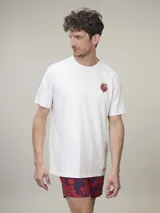 Remera gris de algodón con estampado pequeño de corazón con flores en el pecho.