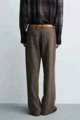 Pantalón de corte flare fit confeccionado en una mezcla de viscosa y lino. Presenta bolsillos delanteros, bolsillos traseros de vivo, cierre frontal con cremallera y gancho metálico oculto.