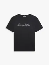 Remera de corte regular color negro de la marca Tommy Hilfiger, confeccionada en algodón. Presenta cuello redondo, mangas cortas y el logo de la marca bordado en el pecho con efecto brillante.