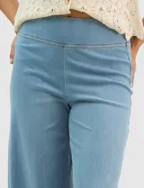 Jegging de denim azul oscuro con silueta estilo palazzo, tiro alto y pierna amplia, con pretina ancha elástica y sin bolsillos frontales.