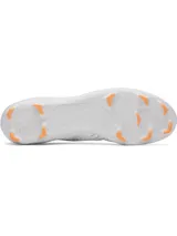 Championes de fútbol Under Armour U Shadow Select 4 FG, diseño en color blanco con detalles en verde azulado y naranja, capellada sintética texturizada y suela con tapones cónicos para césped natural.