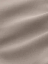 Pantalón de vestir color gris topo, de corte sastre y pierna ancha, con pinzas en la cintura y bolsillos laterales.