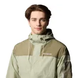Campera cortaviento Columbia Challenger II Omni-Shield, color verde claro con detalles en verde militar. Cuenta con capucha ajustable, cierre frontal, bolsillos laterales con cierre y un bolsillo con cierre y detalle de red en la manga izquierda.