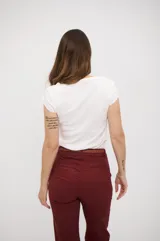 Remera blanca de cuello en V y mangas cortas.