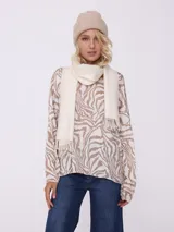 Remera de manga larga con estampado animal print de cebra en tonos camel y blanco.