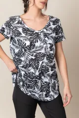Remera blanca con estampado de hojas de palmera en negro, escote en V y mangas cortas.