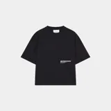 Remera de algodón con corte boxy, color negro, con estampa gráfica en blanco en la parte posterior que incluye el logo de la marca y texto descriptivo.