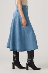 Falda midi de denim en tono azul clásico, con corte evasé, tiro medio, costuras yugulares destacadas y cierre frontal con botones metálicos.