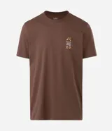Remera de algodón color marrón, con cuello redondo, manga corta y corte comfort. Presenta una estampa localizada en el pecho con diseño de montaña y texto.