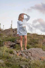 Minifalda negra de cuero sintético, con corte ajustado y bolsillos delanteros con fuelle.