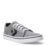 Championes urbanos Converse modelo Distrito, de caña baja, confeccionados en lona color gris. Presentan el logo de estrella y chevron en negro en el lateral, cordones blancos y suela de goma blanca con detalle de línea negra.