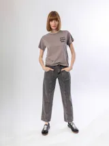 Remera de algodón color verde musgo, con cuello redondo, mangas cortas y estampa frontal con la frase 'thank u, next' en color negro.