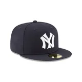 Gorro New Era 59Fifty de los New York Yankees, color azul marino con logo bordado en blanco.