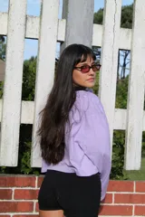 Remera de manga larga color azul marino con cuello redondo en contraste amarillo. Presenta un pequeño bordado en el pecho.