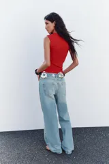 Top blanco de manga sisa con cuello redondo y corte ajustado al cuerpo.