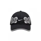Gorra tipo baseball Nike Club con diseño estructurado, color negro con bordado de llamas en color gris en los paneles frontales y el logo Swoosh en el centro. Presenta visera curva con borde en color gris.