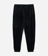 Pantalón jogger de plush color negro, con cintura elástica, bolsillos laterales y puños ajustados en los tobillos.