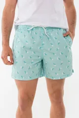 Short de baño azul con estampado de flamencos.
