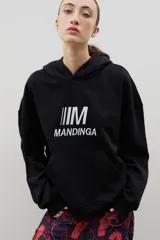 Hoodie negro de corte holgado con capucha y bolsillo tipo canguro frontal. Presenta el logo de la marca bordado en el pecho en color blanco.