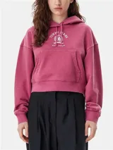 Buzo cropped de corte holgado con capucha y cordón ajustable. Presenta hombros caídos, bolsillo tipo canguro frontal y puños con terminación en punto canalé. Incluye el escudo de la marca Tommy Jeans bordado en el pecho.