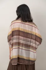 Camisa de organdí con diseño de franjas horizontales multicolor, corte holgado y mangas tres cuartos.