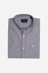 Camisa de manga corta a rayas en tejido cloqué, corte regular, con cartera abotonada y logo bordado.