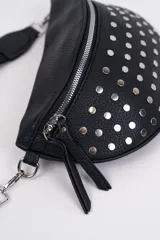 Cartera tipo bandolera de diseño semicircular, confeccionada en cuero sintético negro con tachas metálicas plateadas distribuidas por toda la superficie frontal. Cuenta con cierre superior metálico y correa ajustable.
