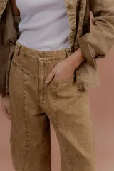 Pantalón de denim corte balón, color azul claro, con bolsillos frontales y diseño amplio en las piernas.