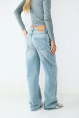 Jean de tiro alto confeccionado en denim de lavado claro, con corte recto y diseño clásico de cinco bolsillos.