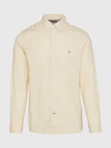 Camisa de hombre Tommy Hilfiger de corte regular, color crema con microestampado de puntos y logo bordado en el pecho.