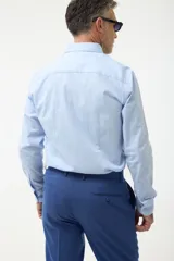 Camisa de vestir azul con cuello abotonado, corte clásico y mangas largas.