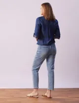 Blusa celeste de tencel, marca Alex & Parker. Cuello a la base, escote en V y abertura central con botones. Delantera con bolsillos. Largo de manga regulable con presilla y botón. Terminación de ruedo con nudo.