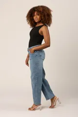 Jean azul claro de corte baggy baloon, con tiro alto y bolsillos laterales.