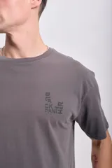 Remera gris de manga corta con estampado de la máscara de Black Panther en la espalda.