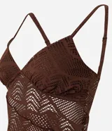 Top de encaje marrón oscuro con patrón geométrico calado, escote en V y breteles finos ajustables. El ruedo es asimétrico y tiene forro solo en la zona del busto.