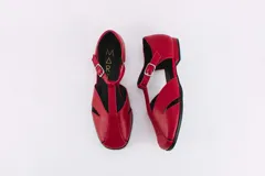 Zapatos bajos color verde oliva de cuero, con tira sobre el empeine y hebilla dorada.