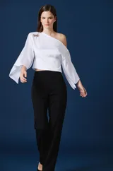 Pantalón de vestir negro de corte recto y tiro alto, con costura central vertical en cada pierna y silueta fluida.