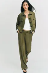 Pantalón recto de tiro bajo en color verde militar, con nervios marcados en la parte delantera, bolsillos frontales y cierre con cremallera, botón interior y ganchos.