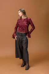 Bermuda de tiro alto en color gris oscuro con diseño de tablas delanteras, corte amplio y largo midi. Incluye un cinturón fino de cuero a tono.