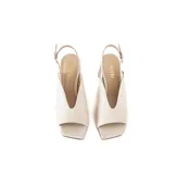 Sandalias Chérie color blanco hueso, con punta cuadrada abierta, tacón medio bloque de aproximadamente 5 cm y correa slingback ajustable con hebilla dorada.
