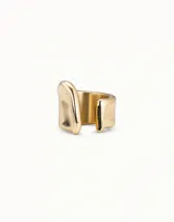 Anillo dorado con hendidura y logo grabado, bañado en plata. Diseño moderno y artesanal.