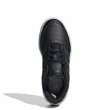 Championes urbanos Adidas Court Block, color negro con suela blanca. Presentan un diseño clásico con las tres tiras laterales características de la marca, confeccionados en cuero sintético con puntera reforzada y suela tipo cupsole de goma.